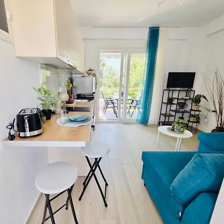 Modern With Balcony By Delta Hospitality Ofrinion